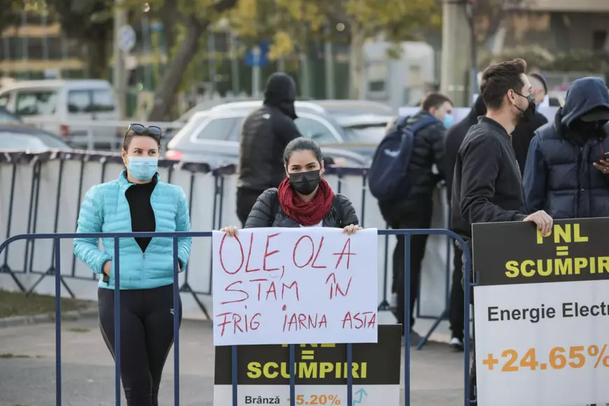 Protest la Congresul PNL. Declic: „După ce vă împărţiţi ciolanul, desfiinţaţi Secţia Specială”