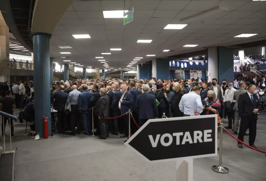 FOTO. Probleme la votul pentru congresul PNL: câte doi în cabină, unii delegați și-au fotografiat opțiunea