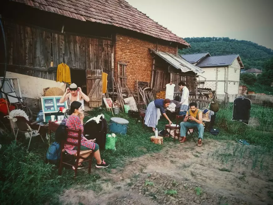 „Teatru la sat, se poate așa ceva?” Cultură’N Șură demonstrează din plin că da, jucând cu „sala plină”