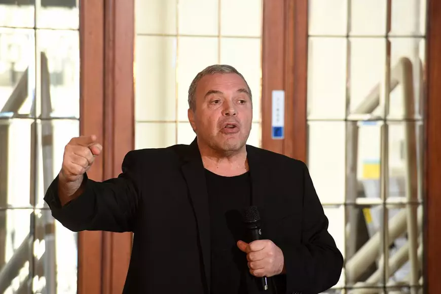 Rețeta prin care un oraș ajunge să facă bani din cultură. Interviu cu actorul Constantin Chiriac, fondatorul Festivalului de teatru de la Sibiu