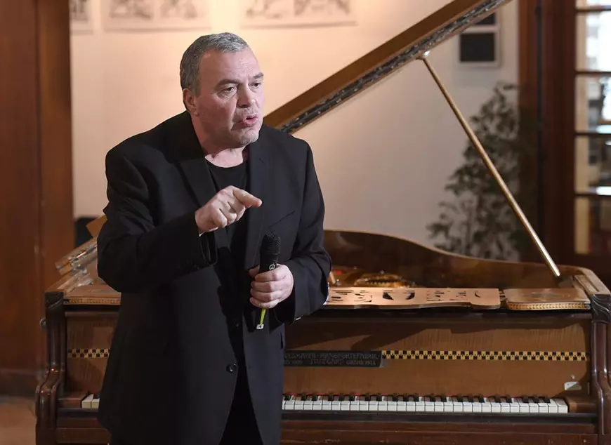 Rețeta prin care un oraș ajunge să facă bani din cultură. Interviu cu actorul Constantin Chiriac, fondatorul Festivalului de teatru de la Sibiu