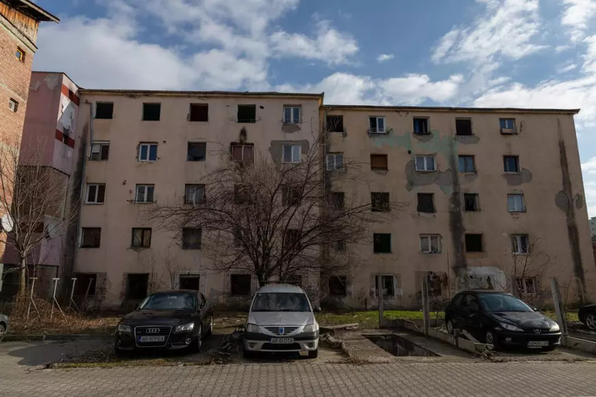 „Din proprietari ne face boschetari”. Cât le oferă primăria din Alba Iulia locatarilor din blocul pe care vrea să-l dărâme