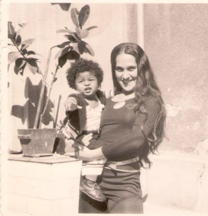 Cabral, fotografie rară din copilărie. Prezentatorul apare alături de mama lui