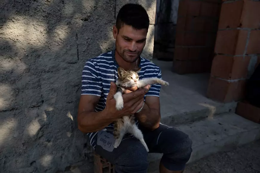 REPORTAJ. „Dacă o pui o zi întreagă să facă teme, o zi întreagă face”. Viața plină de lipsuri a două familii care se luptă pentru educația celor 10 copii