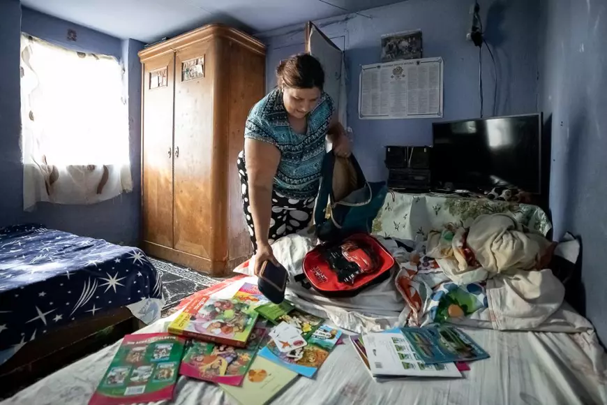 REPORTAJ. „Dacă o pui o zi întreagă să facă teme, o zi întreagă face”. Viața plină de lipsuri a două familii care se luptă pentru educația celor 10 copii
