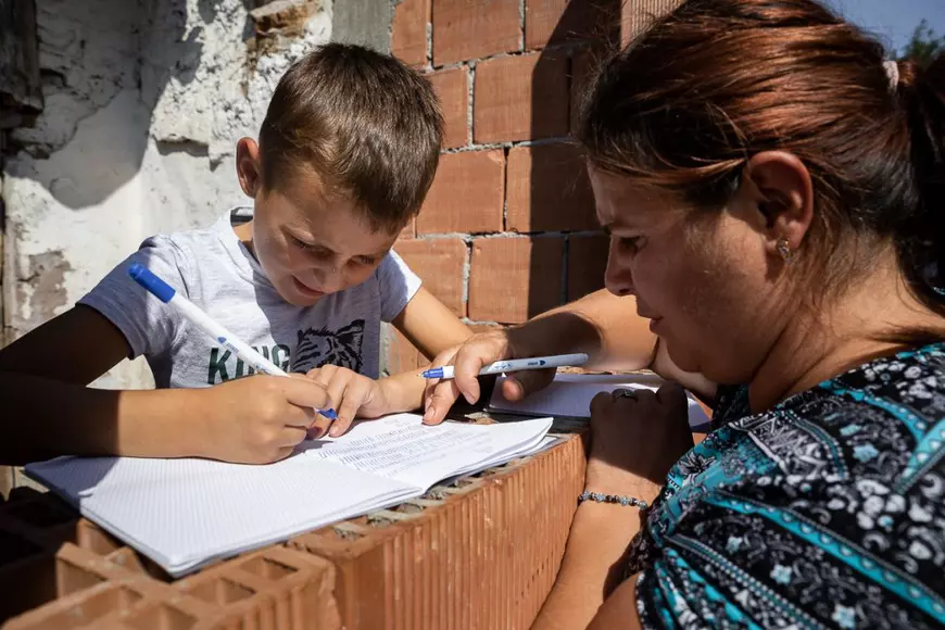 REPORTAJ. „Dacă o pui o zi întreagă să facă teme, o zi întreagă face”. Viața plină de lipsuri a două familii care se luptă pentru educația celor 10 copii