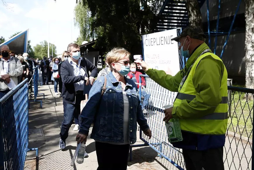 Ce factori cresc riscul să faci COVID-19 chiar dacă ai fost vaccinat complet