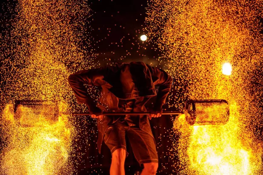 PORTRET. Tânărul care se joacă cu focul pe stradă: „În România mi s-a spus că asta e o formă de cerșetorie. De-asta plec des din țară”