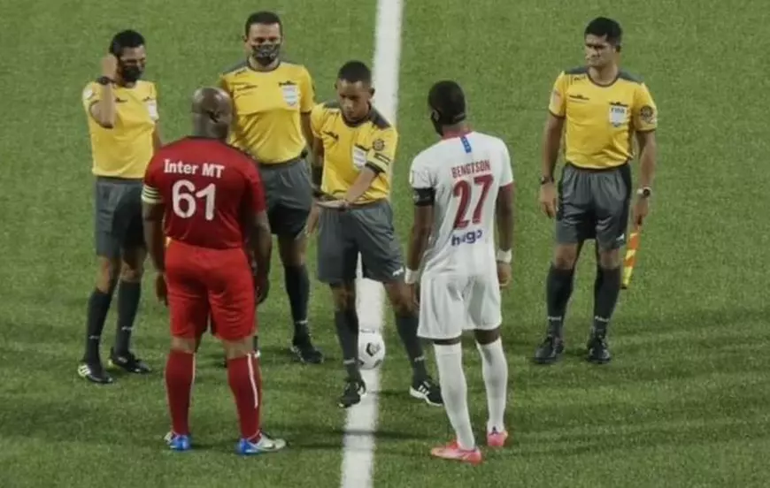 Vicepreședintele din Surinam a fost suspendat 3 ani din fotbal, după ce ar fi dat bani jucătorilor echipei adverse