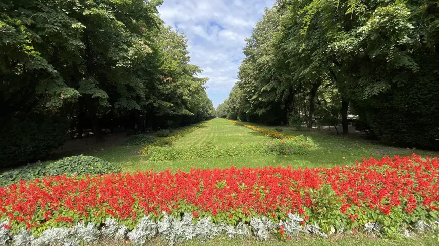 Cișmigiul prinde viață. Muncitorii ALPAB, scoși pe teren la sfârșit de săptămână pentru igienizarea locurilor de joacă