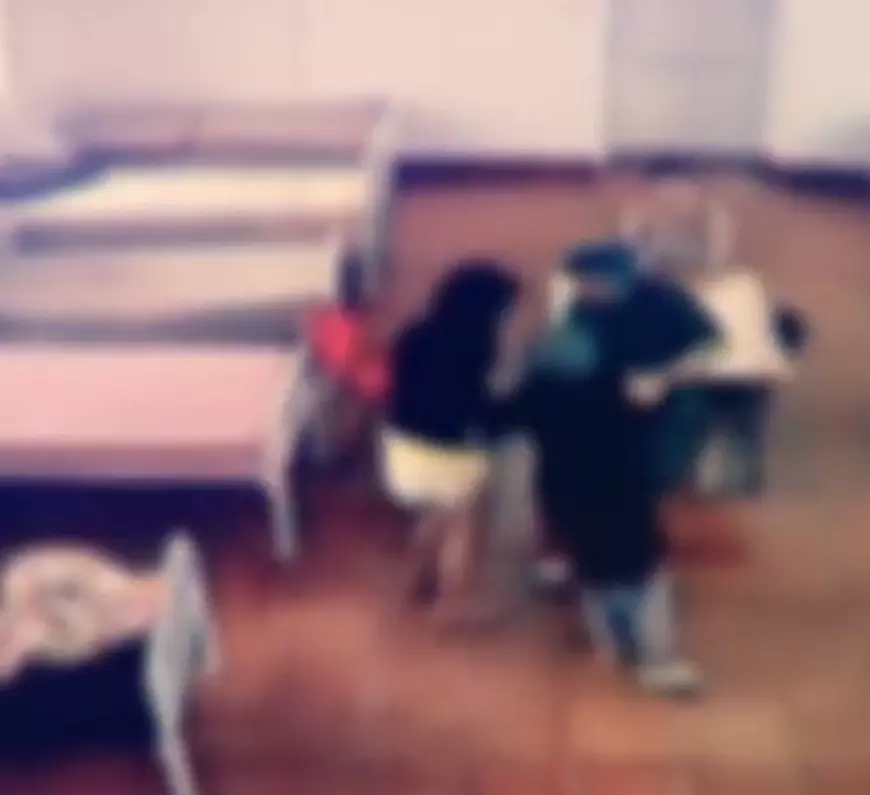 Cum tratează justiția abuzurile din spitalele de psihiatrie. Cazul infirmierei filmate când dădea o pacientă cu capul de marginea metalică a patului