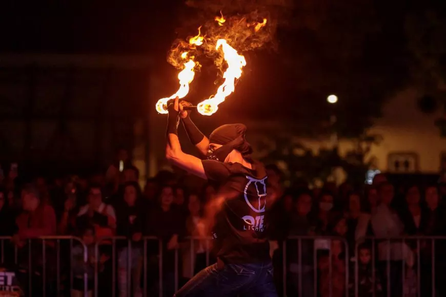 PORTRET. Tânărul care se joacă cu focul pe stradă: „În România mi s-a spus că asta e o formă de cerșetorie. De-asta plec des din țară”