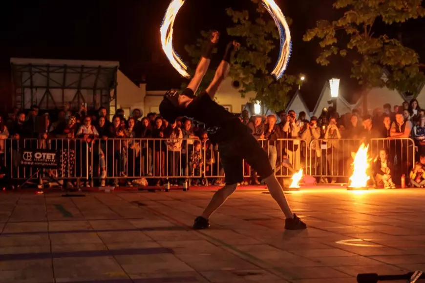 PORTRET. Tânărul care se joacă cu focul pe stradă: „În România mi s-a spus că asta e o formă de cerșetorie. De-asta plec des din țară”