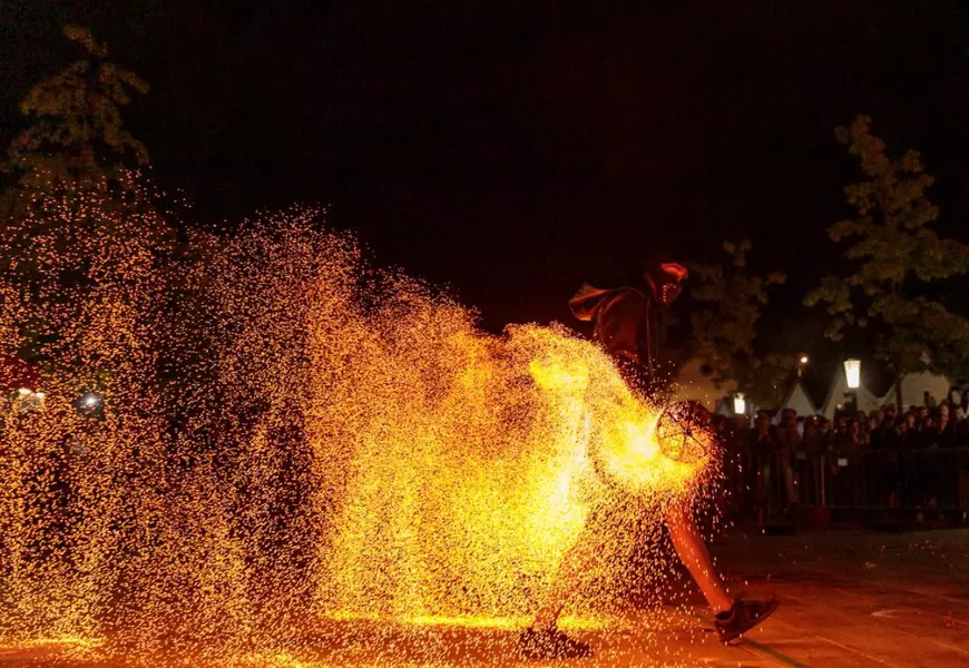 PORTRET. Tânărul care se joacă cu focul pe stradă: „În România mi s-a spus că asta e o formă de cerșetorie. De-asta plec des din țară”