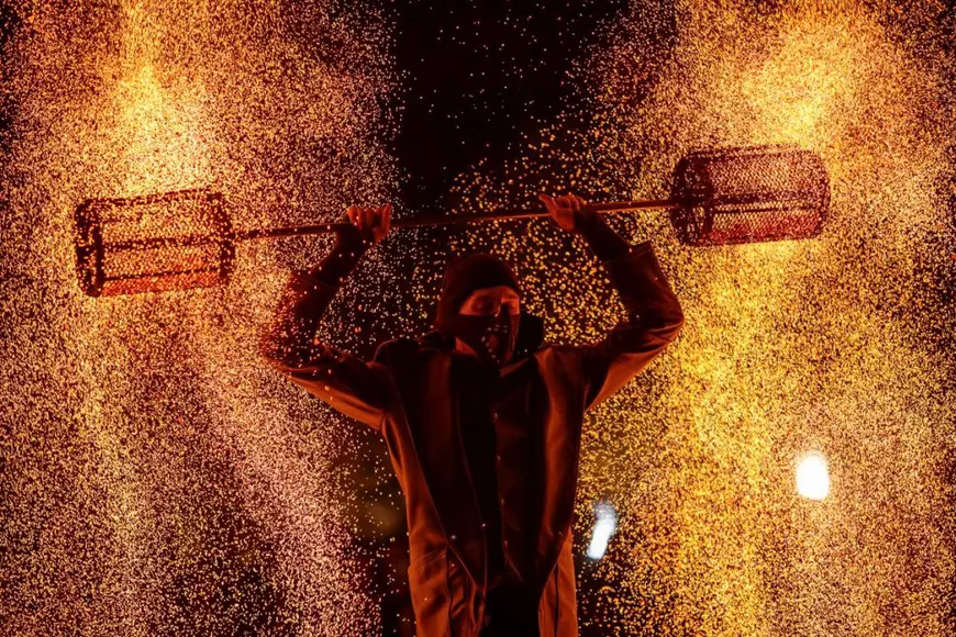 PORTRET. Tânărul care se joacă cu focul pe stradă: „În România mi s-a spus că asta e o formă de cerșetorie. De-asta plec des din țară”