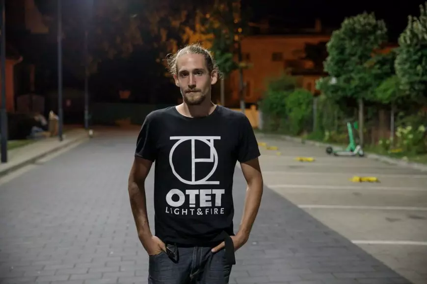 PORTRET. Tânărul care se joacă cu focul pe stradă: „În România mi s-a spus că asta e o formă de cerșetorie. De-asta plec des din țară”