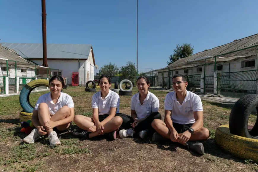 De la stânga la dreapta: Kardelen, Doga, Damla și Sermet