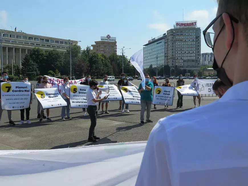 Reportaj. Cum a fost la miniprotestul elevilor din Piața Victoriei. O masă caldă, transport gratuit și ore remediale pentru toată lumea, printre revendicări