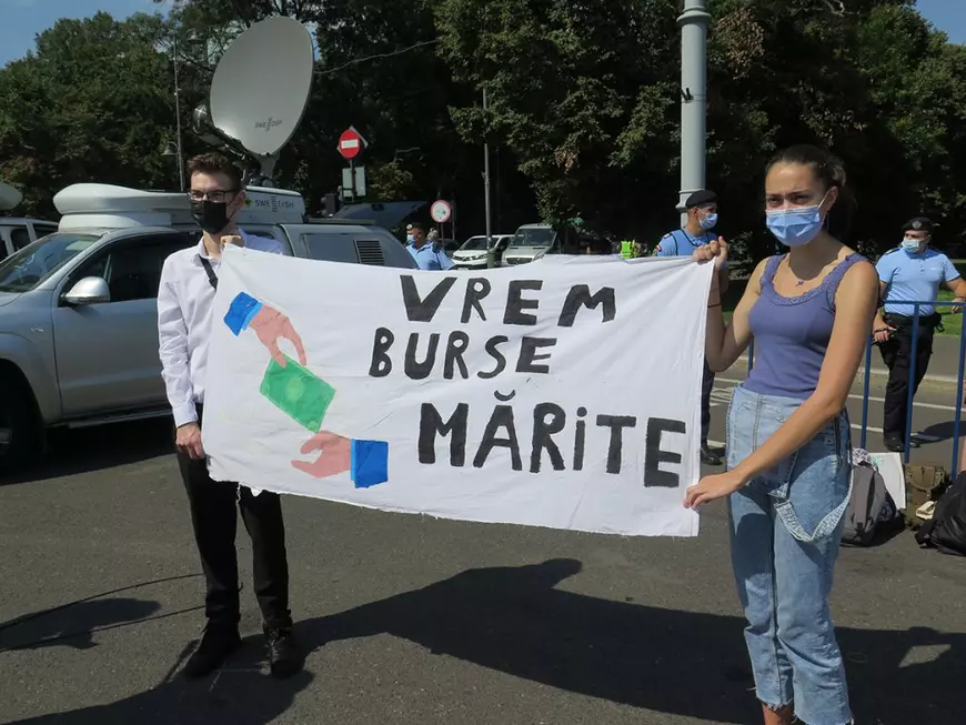 Reportaj. Cum a fost la miniprotestul elevilor din Piața Victoriei. O masă caldă, transport gratuit și ore remediale pentru toată lumea, printre revendicări