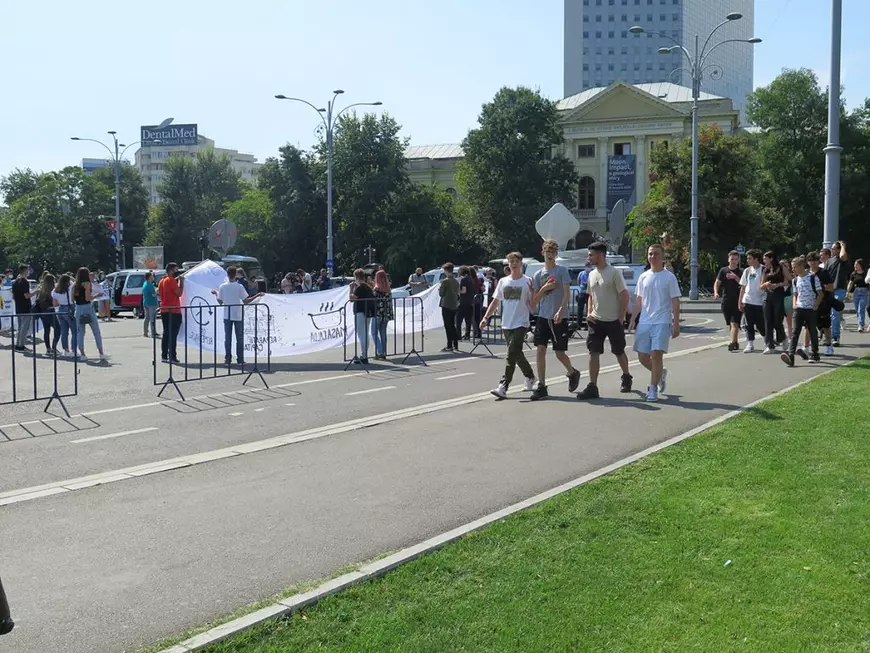 Reportaj. Cum a fost la miniprotestul elevilor din Piața Victoriei. O masă caldă, transport gratuit și ore remediale pentru toată lumea, printre revendicări