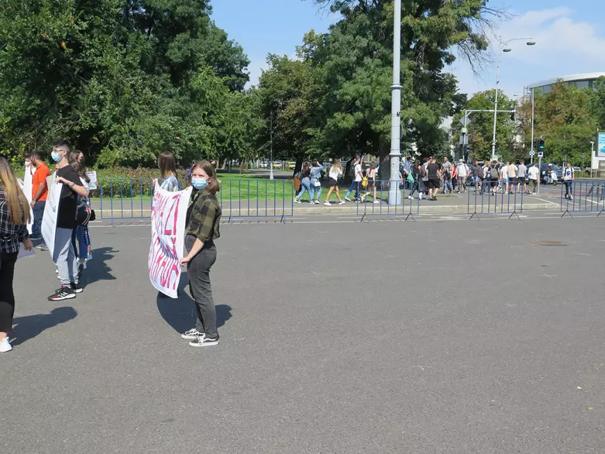 Reportaj. Cum a fost la miniprotestul elevilor din Piața Victoriei. O masă caldă, transport gratuit și ore remediale pentru toată lumea, printre revendicări