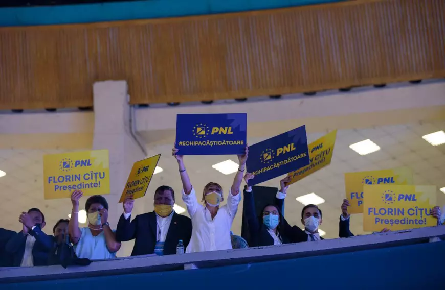 REPORTAJ. Ce nu s-a văzut și auzit la televizor la congresul PNL. Ziua în care festivalul democrației s-a transformat în festivalul huiduielilor