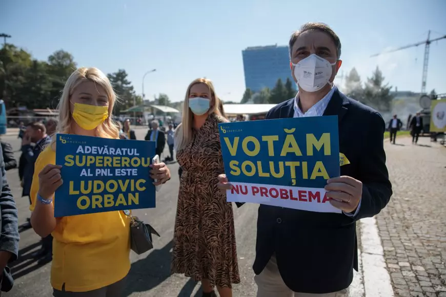 REPORTAJ. Ce nu s-a văzut și auzit la televizor la congresul PNL. Ziua în care festivalul democrației s-a transformat în festivalul huiduielilor