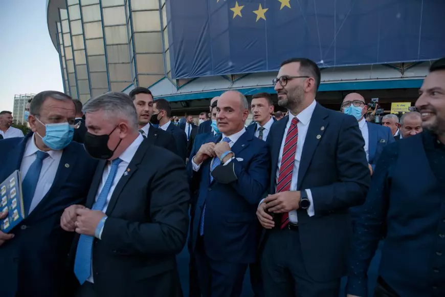 REPORTAJ. Ce nu s-a văzut și auzit la televizor la congresul PNL. Ziua în care festivalul democrației s-a transformat în festivalul huiduielilor