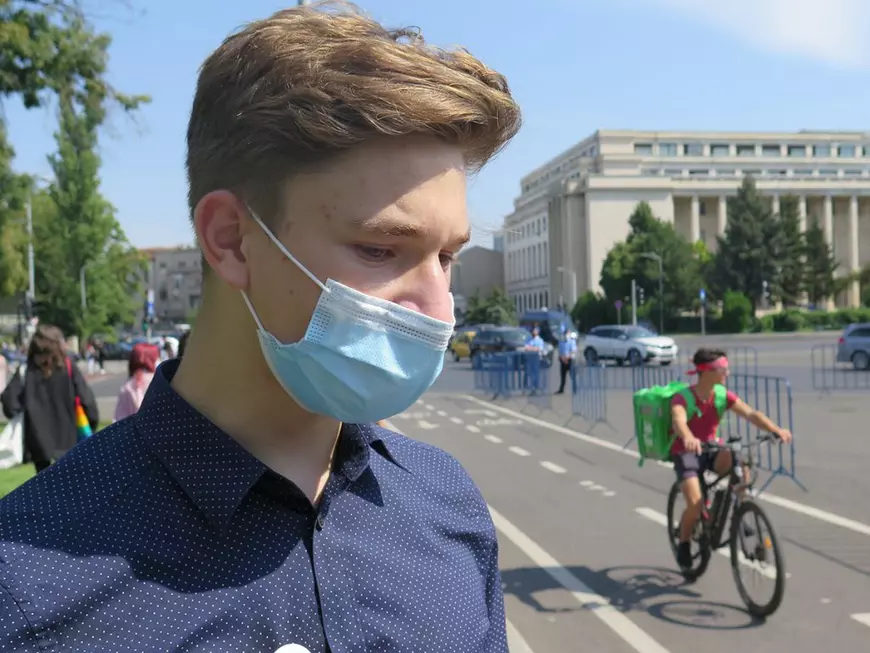 Reportaj. Cum a fost la miniprotestul elevilor din Piața Victoriei. O masă caldă, transport gratuit și ore remediale pentru toată lumea, printre revendicări