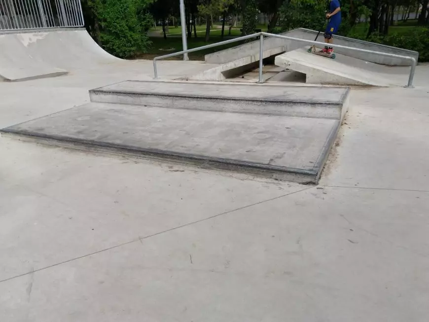 Primăria lui Negoiță, un nou șantier cu probleme: un amfiteatru de vară a fost transformat fără avize în skatepark. Reacția locuitorilor din zonă
