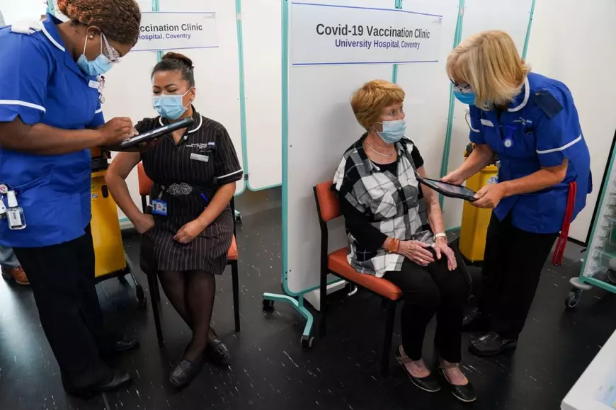 Prima persoană din lume vaccinată anti-COVID-19 a primit a treia doză