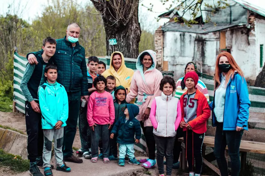 REPORTAJ. „Dacă o pui o zi întreagă să facă teme, o zi întreagă face”. Viața plină de lipsuri a două familii care se luptă pentru educația celor 10 copii