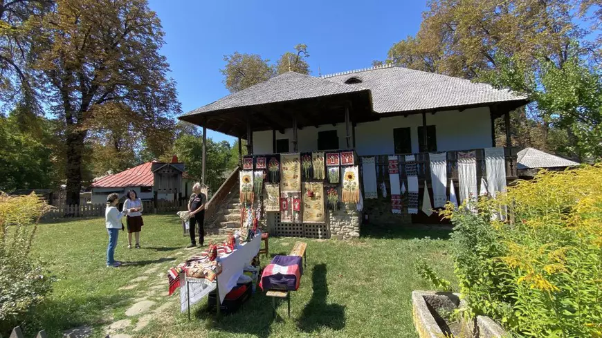 Poveștile celor mai cunoscuți meșteri populari, la Muzeul Satului: de la icoanele pe lemn ale doamnei Mihaela la opincile unicat ale vâlceanului Ilinca