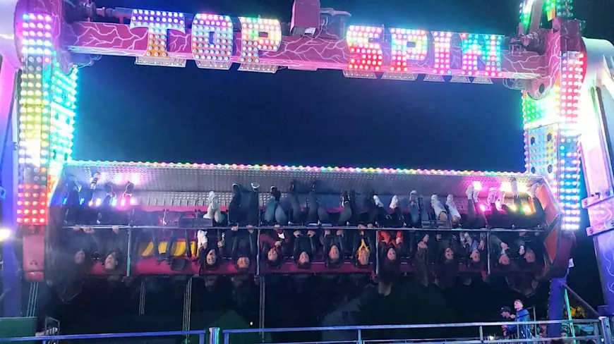 Zeci de oameni s-au înghesuit la un eveniment de la Sibiu, oraș aflat în scenariul roșu. Reacția organizatorilor