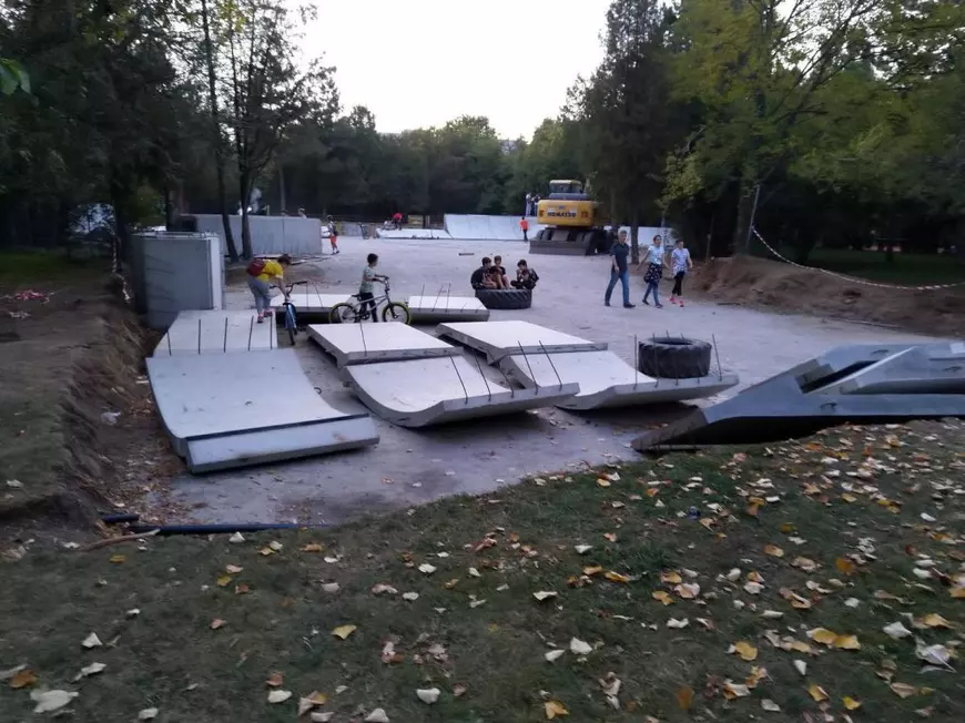 Primăria lui Negoiță, un nou șantier cu probleme: un amfiteatru de vară a fost transformat fără avize în skatepark. Reacția locuitorilor din zonă