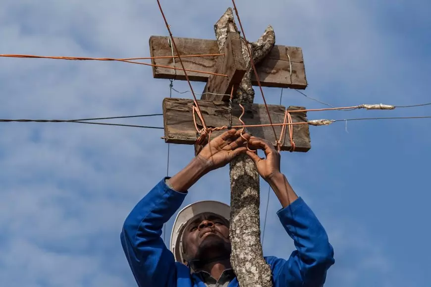 Tânărul care a adus singur electricitatea într-un sat uitat din Malawi. „Elevii nu mai trebuie să-și facă temele la lumina lumânărilor”