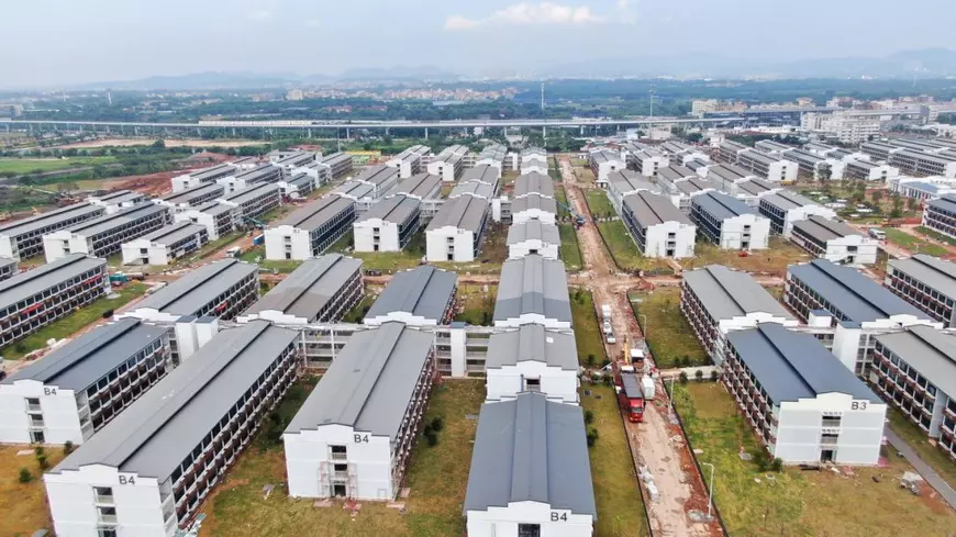 Megacomplexul ridicat de China pentru  străinii care vin în țară. A costat cât Arena Națională, dar e de 40 de ori mai mare. Mesele vor fi livrate de roboți