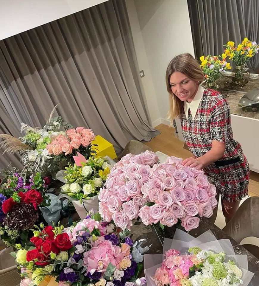 Fotografie rară cu Simona Halep, de ziua ei. Poartă o rochie de 1.500 de euro și e înconjurată de buchete de flori