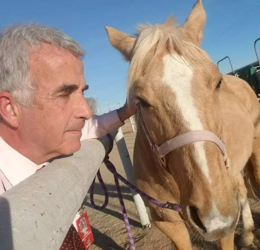 „În copilărie, mama îl căuta pe tata la morgă și poliție”. Povestea familiei unuia dintre cei mai mari cântăreți români. Vocea sa s-a stins uitată în America