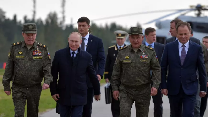 Ce mesaj transmit manevrele militare masive ale Moscovei, supervizate de Putin chiar înainte de alegerile parlamentare din Rusia