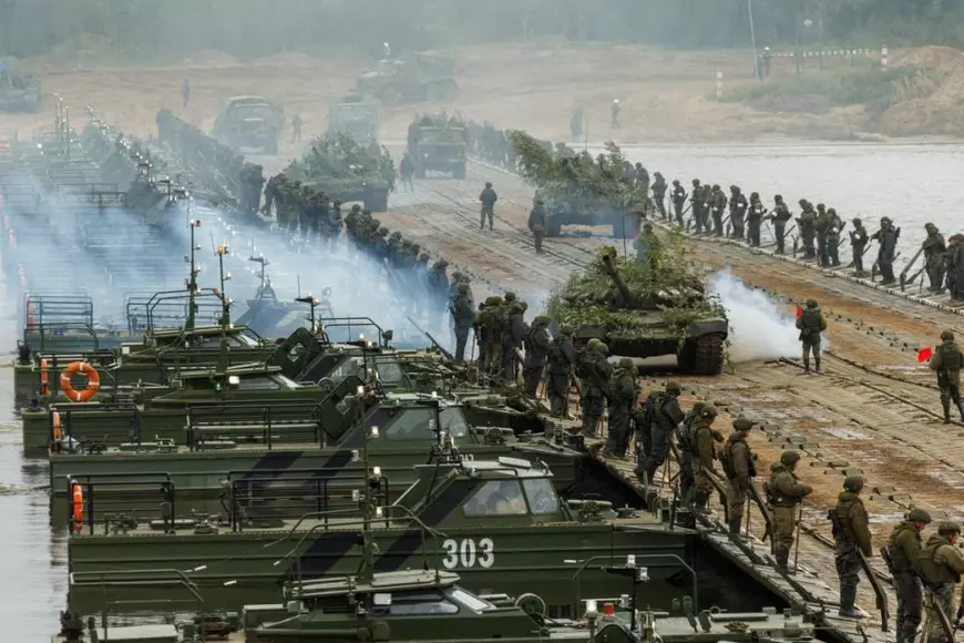 Ce mesaj transmit manevrele militare masive ale Moscovei, supervizate de Putin chiar înainte de alegerile parlamentare din Rusia