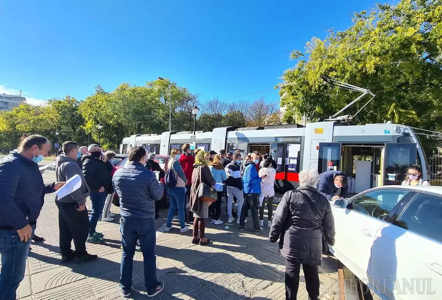 O nouă zi cu cozi la centrele de vaccinare. Imunizare în tramvai la Oradea și la biserică în Bistrița și Târgu Mureș