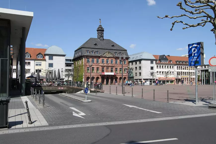 „Parcarea diversității” din orașul german Hanau, marcată în culorile curcubeului, a stârnit polemici: „Mesajul a fost înțeles greșit”