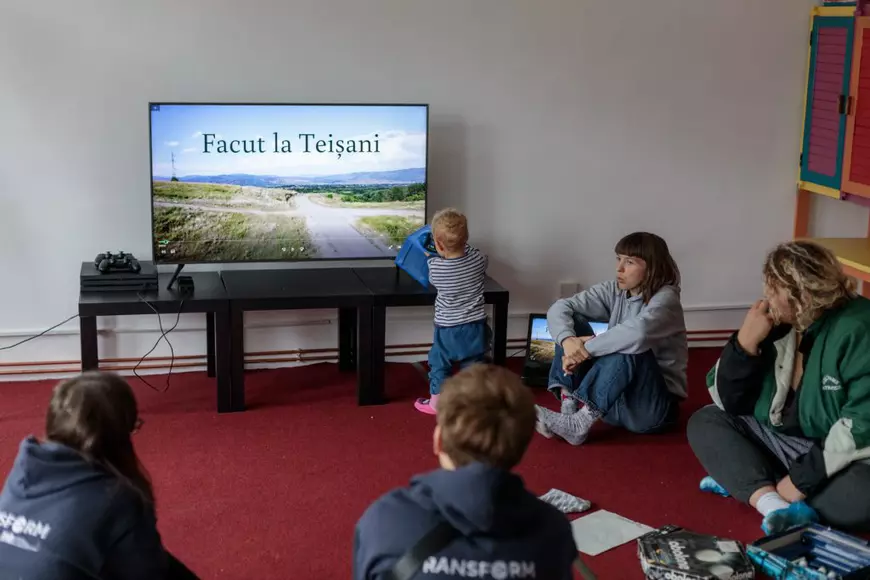 Amenajat de un ONG, un centru de tineri din Prahova e luat de consilierii locali PSD și PMP ca să facă ședințe, cununii și folclor