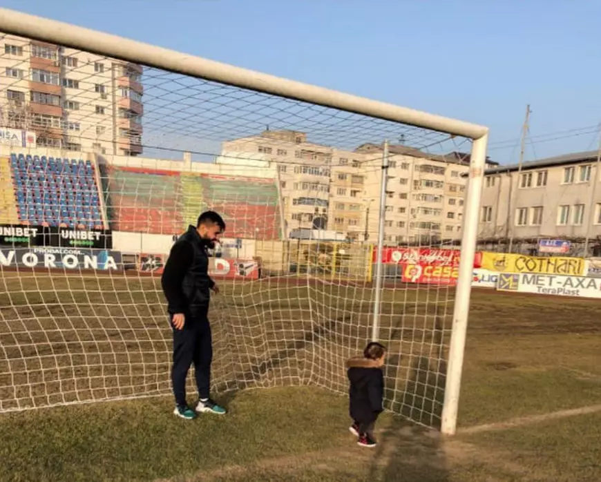 Viața unui albanez care locuiește de 4 ani într-un oraș din nordul Moldovei: „Aici pot să las ușa descuiată, nu mi-e teamă că intră cineva!”