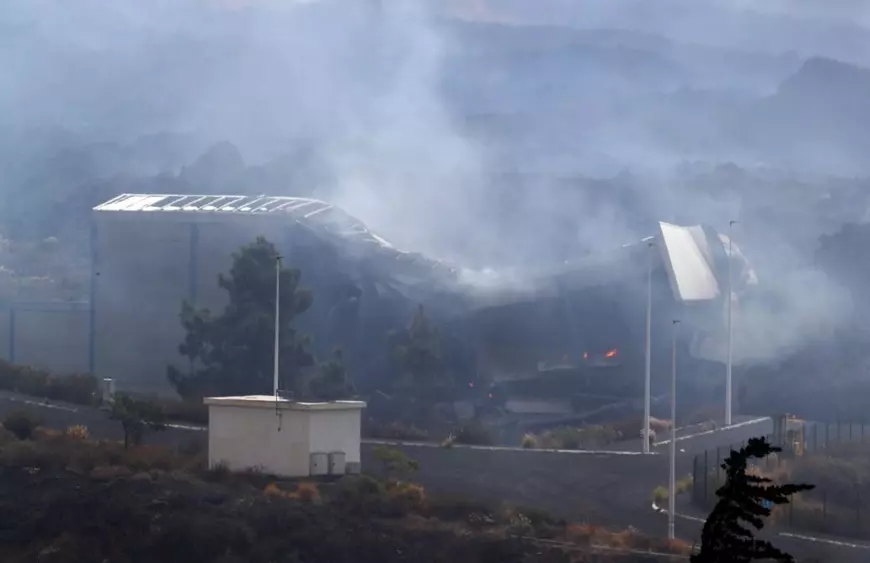 Lava vulcanului din La Palma a distrus o fabrică de ciment, eliberând gaze potențial toxice