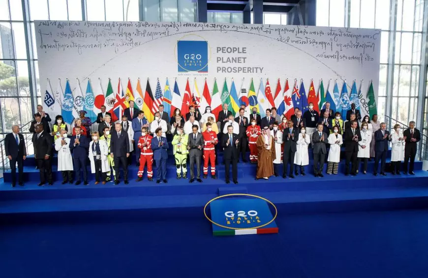 Liderii celor mai dezvoltate economii, fotografie de grup cu cadre medicale, la summitul G20 de la Roma