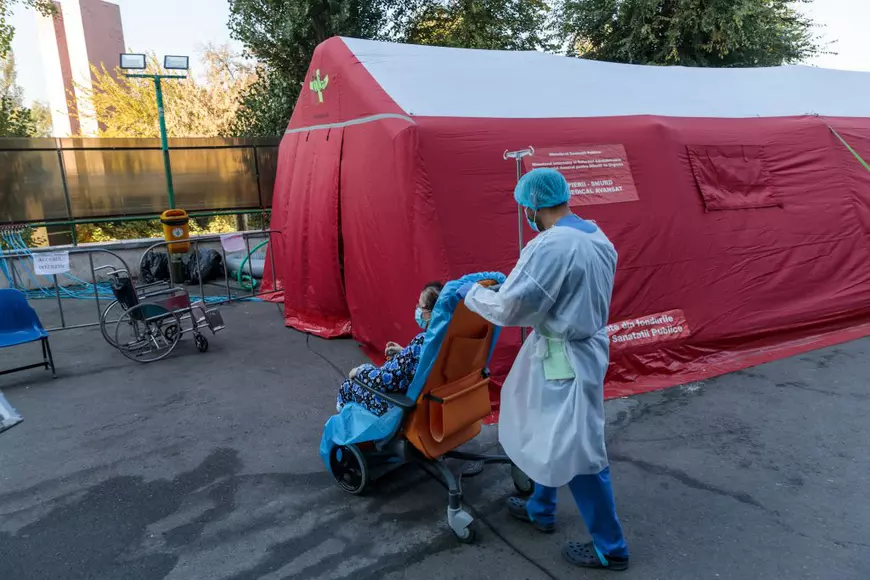 Imagini ale suferinței la Spitalul Universitar. Unitatea de Urgență, transformată în salon COVID