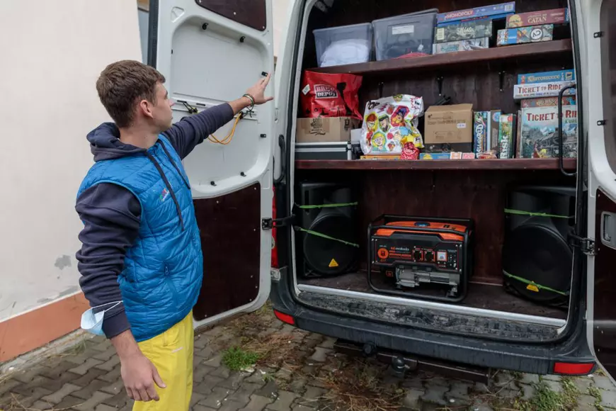 Amenajat de un ONG, un centru de tineri din Prahova e luat de consilierii locali PSD și PMP ca să facă ședințe, cununii și folclor