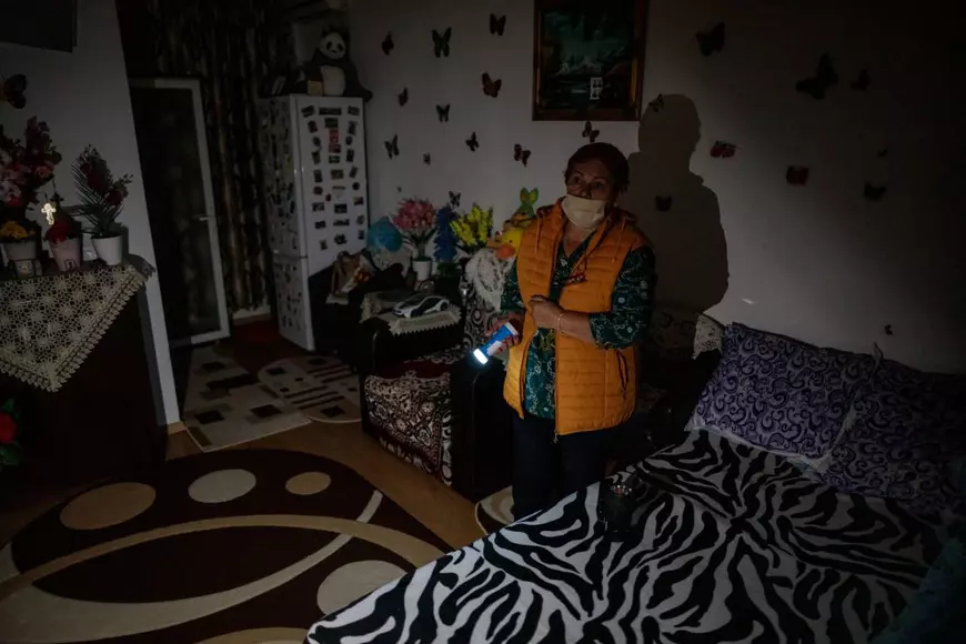 Elena Guste nu știa că blocul nu este racordat legal de curent atunci când s-a mutat aici